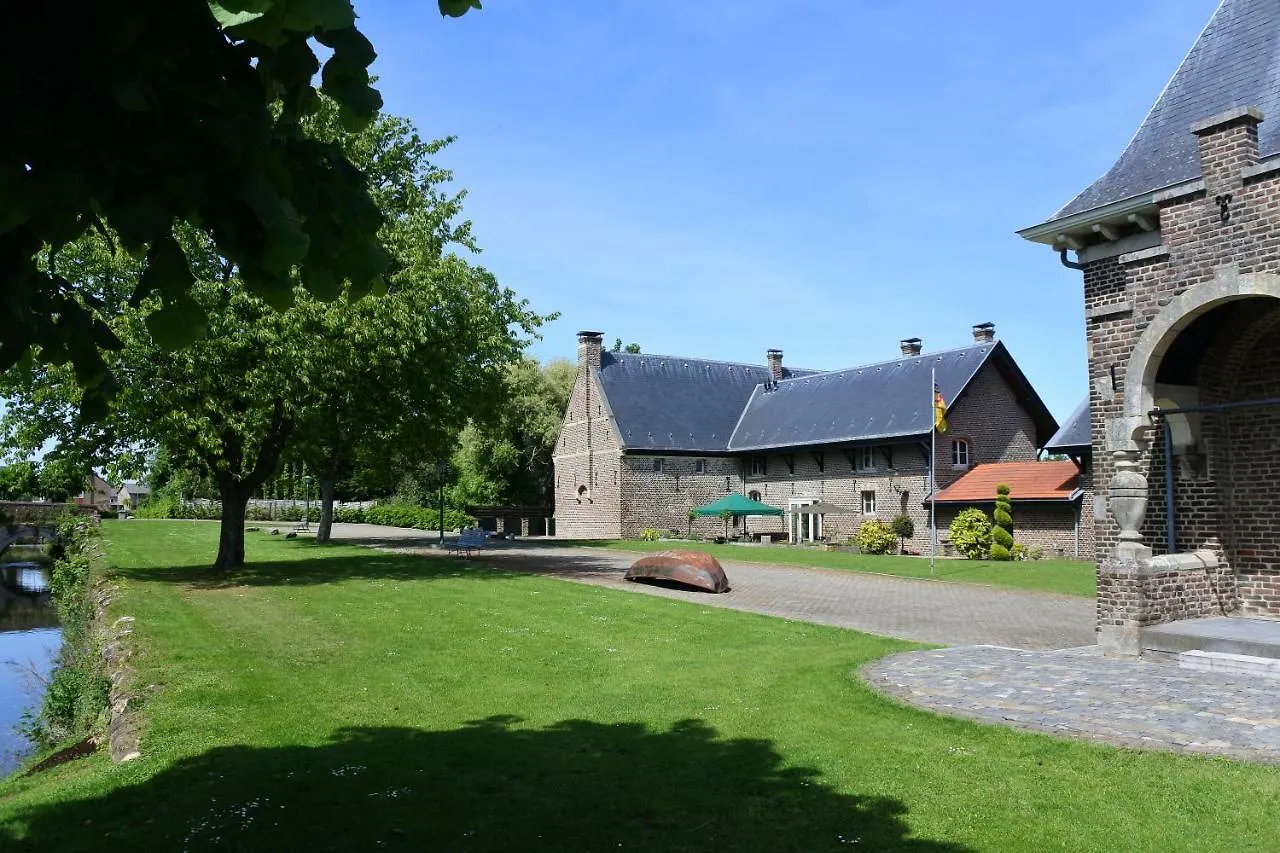 B & B Kasteelhoeve Borgharen - Maastricht 0*,  Netherlands
