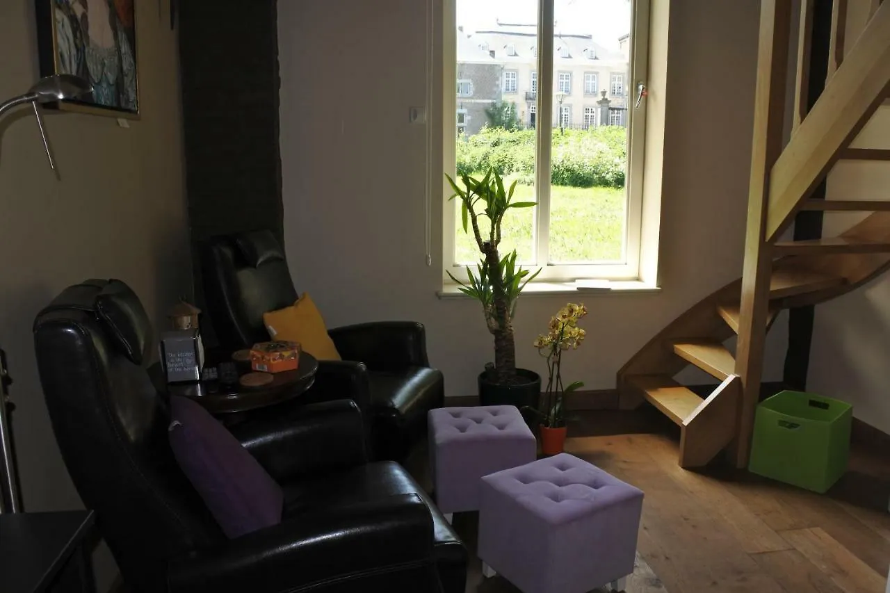 B & B Kasteelhoeve Borgharen - Maastricht 0*,  Netherlands
